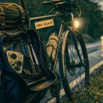 Accessoires cyclotourisme : vélo de voyage autonome avec kit crevaison et éclairage allumé