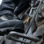 Chaussure via ferrata : semelle rigide et crampons sur câble