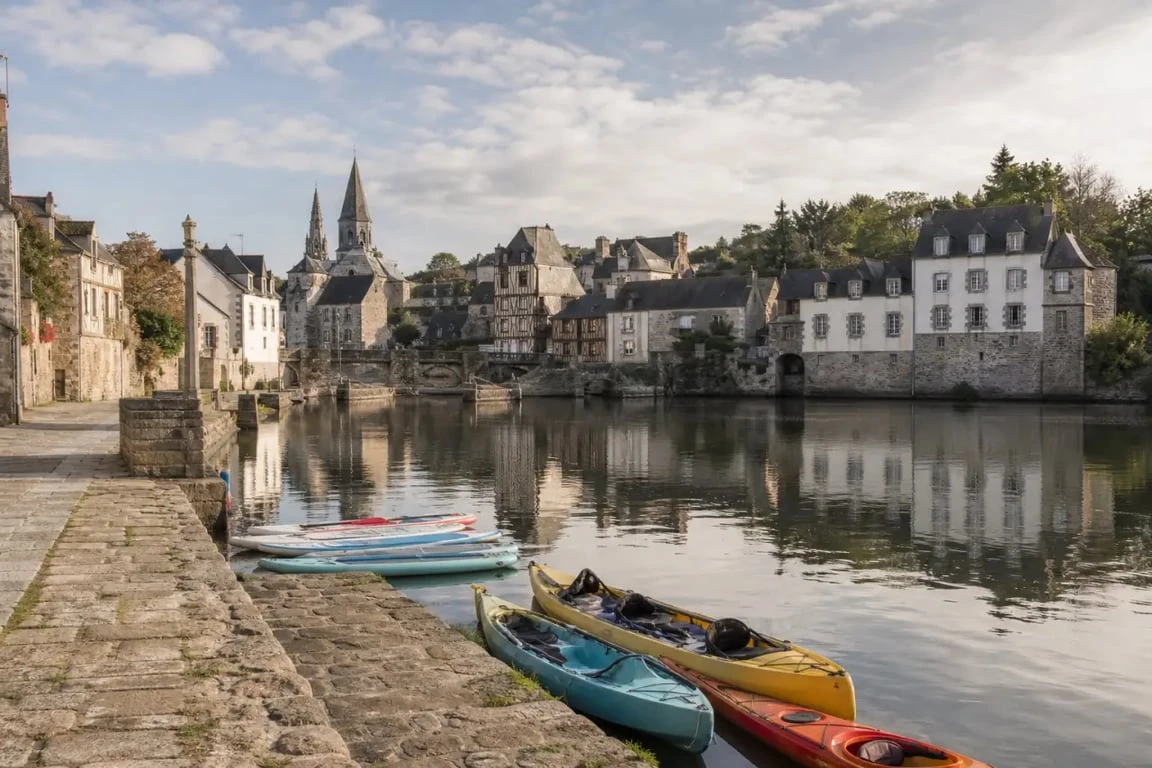 Port de Saint-Goustan pour le canoë kayak club auray, avec kayaks prêts au départ