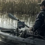 Peche au kayak : kayak de pêche, sondeur et roselière calme