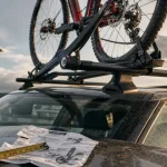 Porte velos sur toit : vélo fixé sur barres de toit