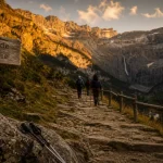 Randonnée Gavarnie vers le cirque, sentier pierreux au golden hour