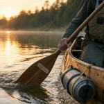 Un canoë et une pagaie simple, position du pagayeur sur rivière