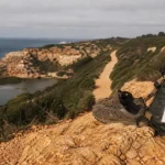 Voyage responsable Algarve : sentier côtier, rocher ocre et océan Atlantique
