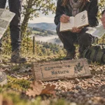 Séminaire nature lyon : marche en forêt, équipe et cartes sur chemin
