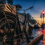 Velo musculaire urbain sous pluie légère, chaîne et pédalier visibles